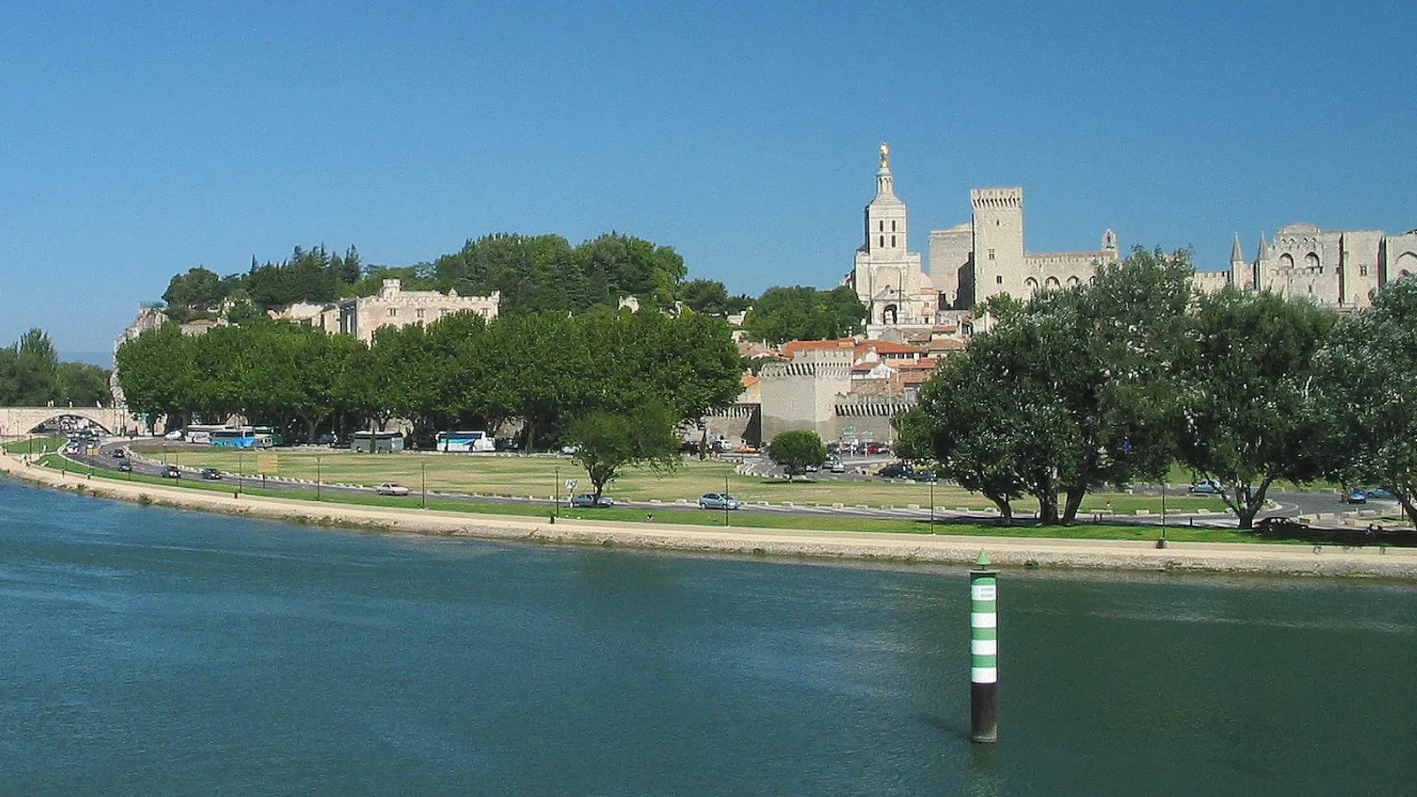 Avignon et le Palais des Papes dans leur cadre provençal, au bord du Rhône