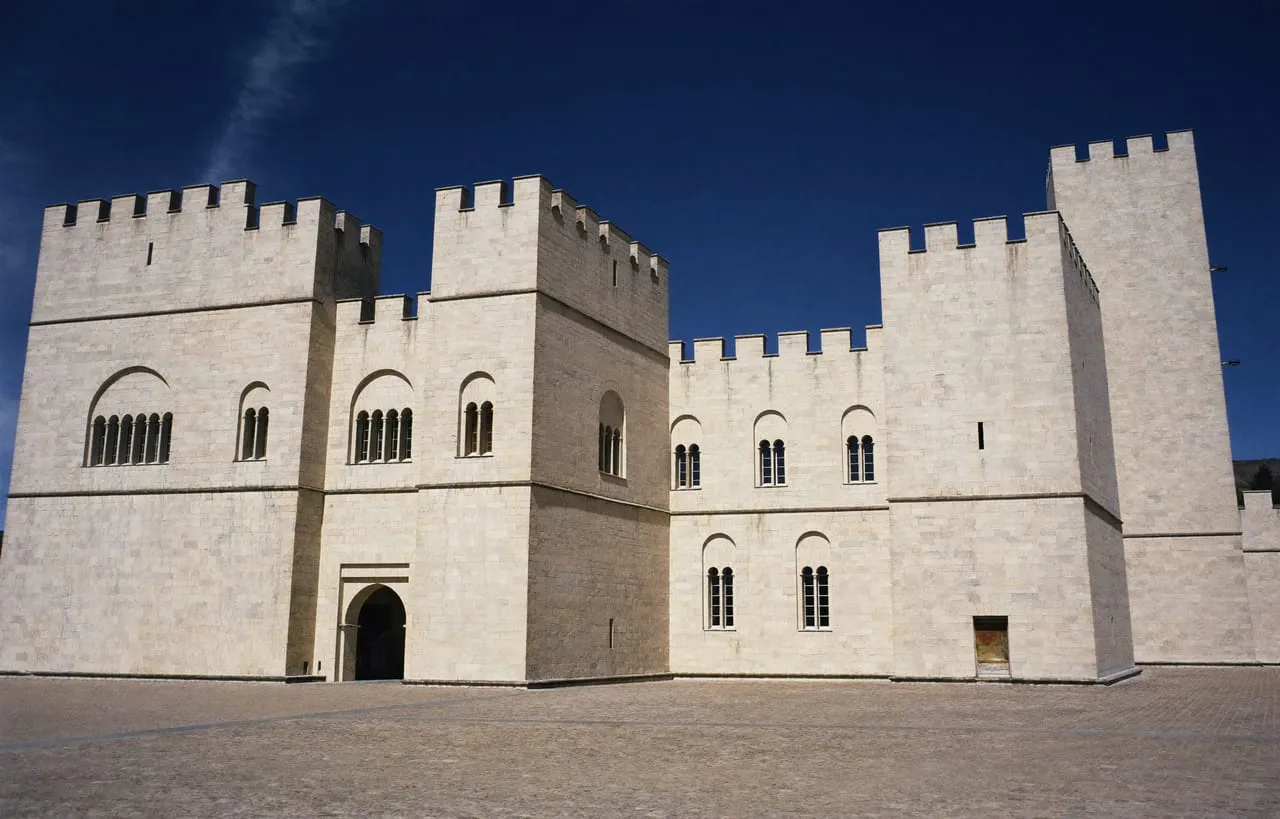 Le Palais des Papes à Avignon, vaste façade gothique en pierre